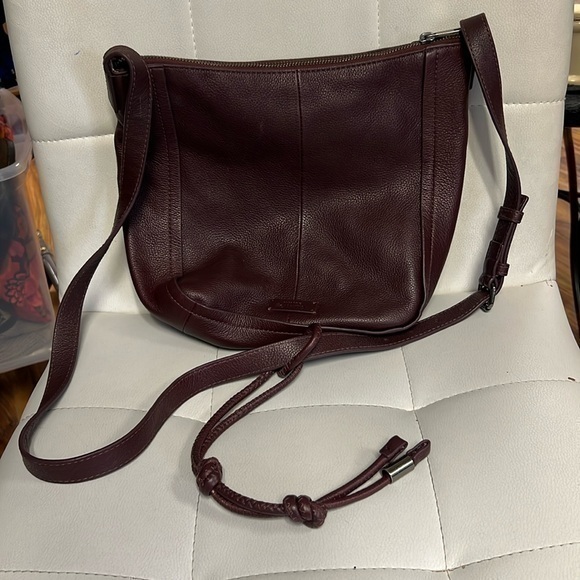 Vince Camuto Medium Holle Pebbled Leather Wine Burgundy Red Crossbody - Picture 1 of 8